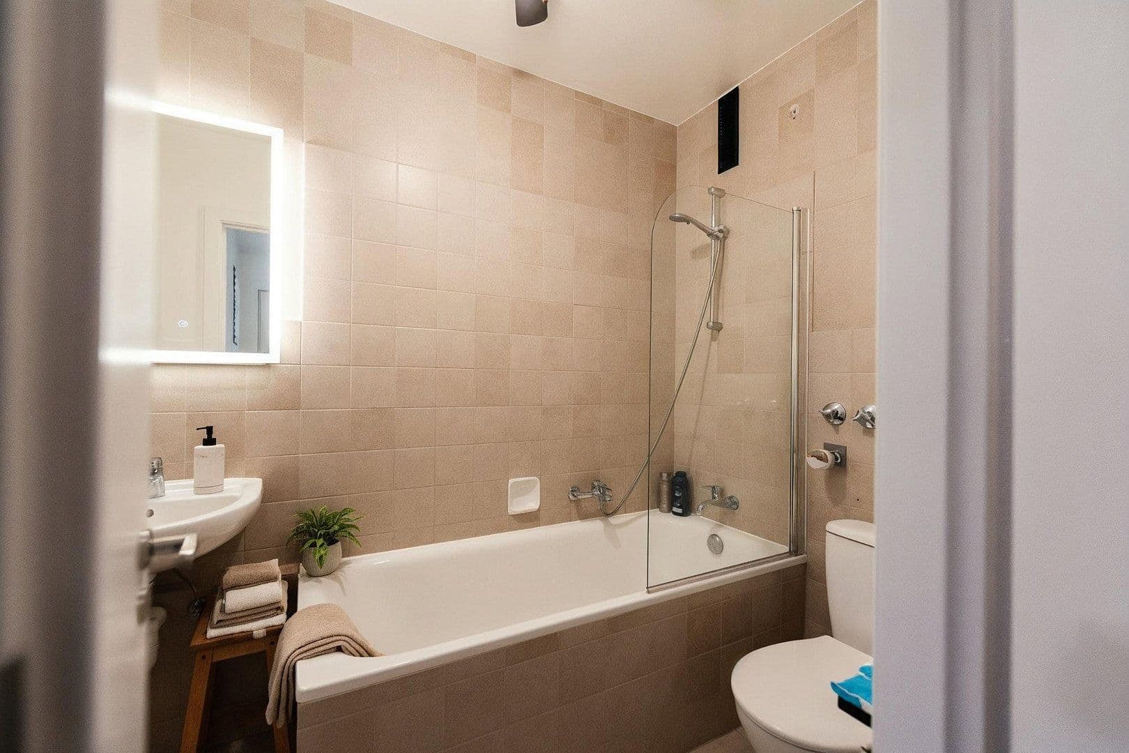 Pronájem bytu 2+1 58 m², 2-Zimmer-Wohnung mit Balkon in guter Lage von Mannheim-Sandhofen, Mannheim, Bádensko-Württembersko Pronájem bytu 2+1 58 m², 2-Zimmer-Wohnung mit Balkon in guter Lage von Mannheim-Sandhofen, Mannheim, Bádensko-Württembersko