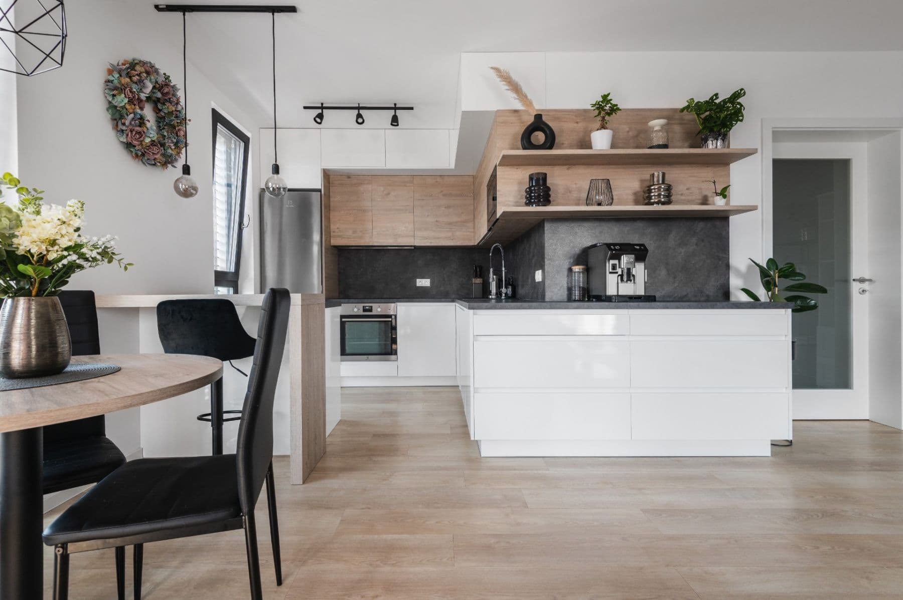 Prodej bytu 2+kk 65 m², Zásmucká, Kolín, Středočeský kraj Prodej bytu 2+kk 65 m², Zásmucká, Kolín, Středočeský kraj
