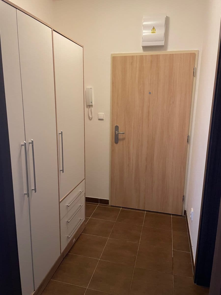 Pronájem bytu 1+kk 30 m², Jaroslava Holečka, Kladno, Středočeský kraj Pronájem bytu 1+kk 30 m², Jaroslava Holečka, Kladno, Středočeský kraj