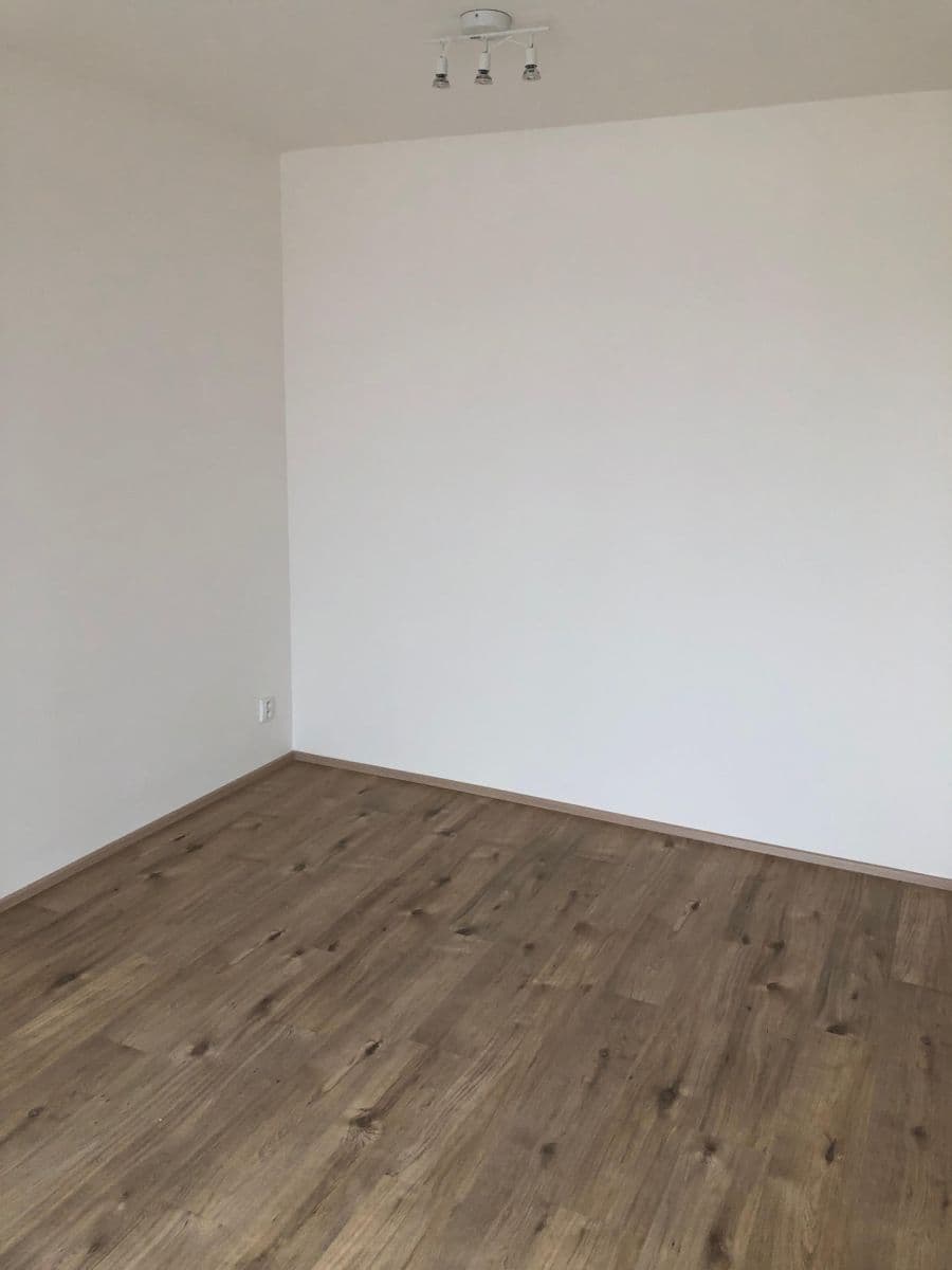 Pronájem bytu 1+kk 30 m², Jaroslava Holečka, Kladno, Středočeský kraj Pronájem bytu 1+kk 30 m², Jaroslava Holečka, Kladno, Středočeský kraj