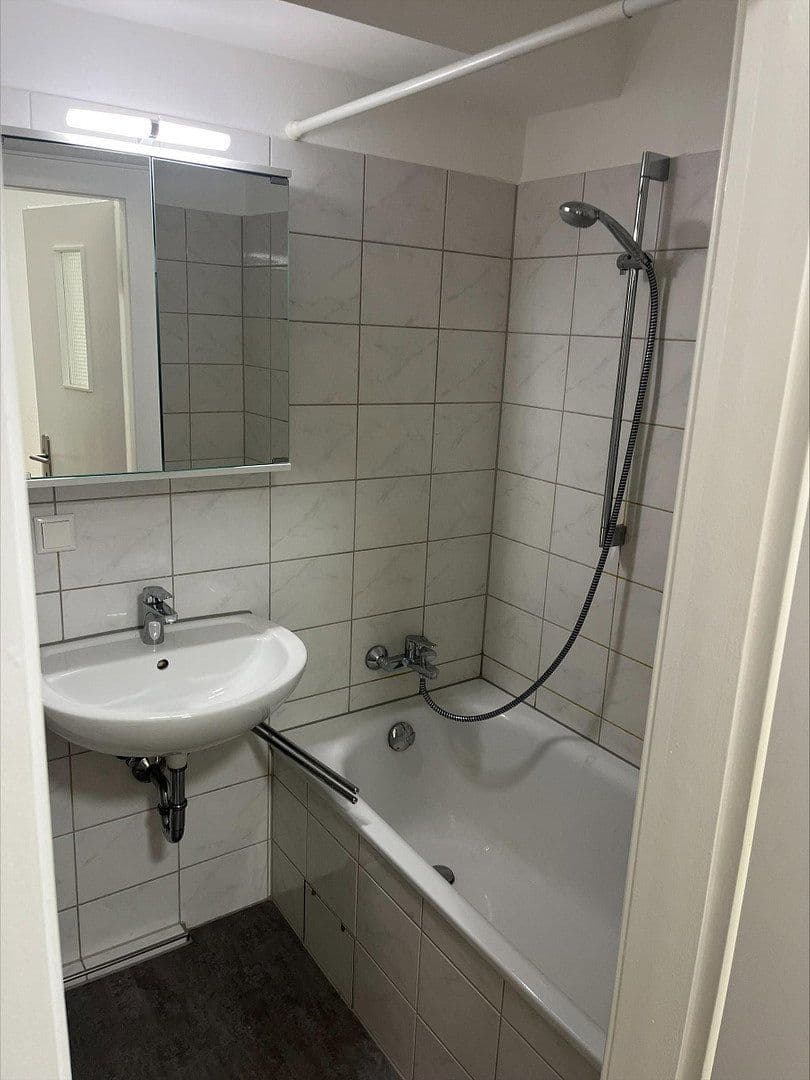 Pronájem bytu 1+1 40 m², Rather Kirchplatz 1, Düsseldorf, Severní Porýní-Vestfálsko Pronájem bytu 1+1 40 m², Rather Kirchplatz 1, Düsseldorf, Severní Porýní-Vestfálsko