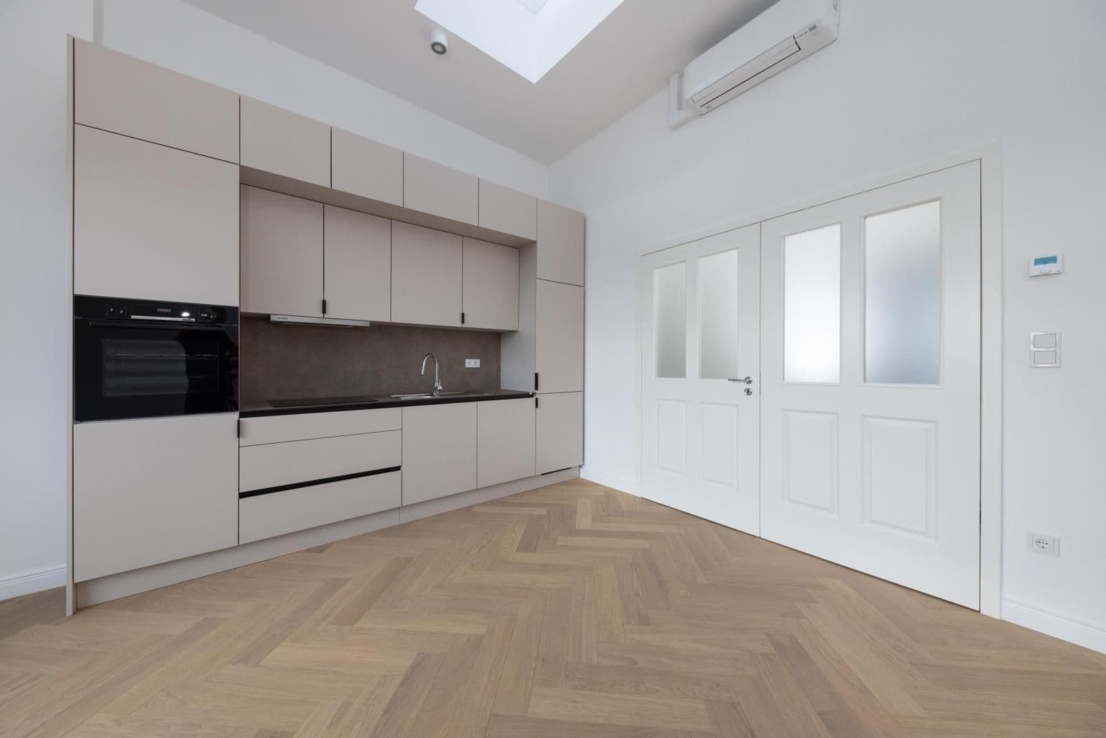 Prodej bytu 3+1 82 m², Schönebergerstraße 9, Berlin, Berlín Prodej bytu 3+1 82 m², Schönebergerstraße 9, Berlin, Berlín