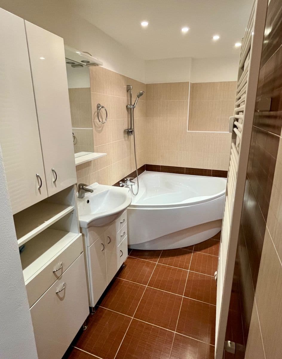 Pronájem bytu 2+1 56 m², Jeseniova, Praha, Praha Pronájem bytu 2+1 56 m², Jeseniova, Praha, Praha