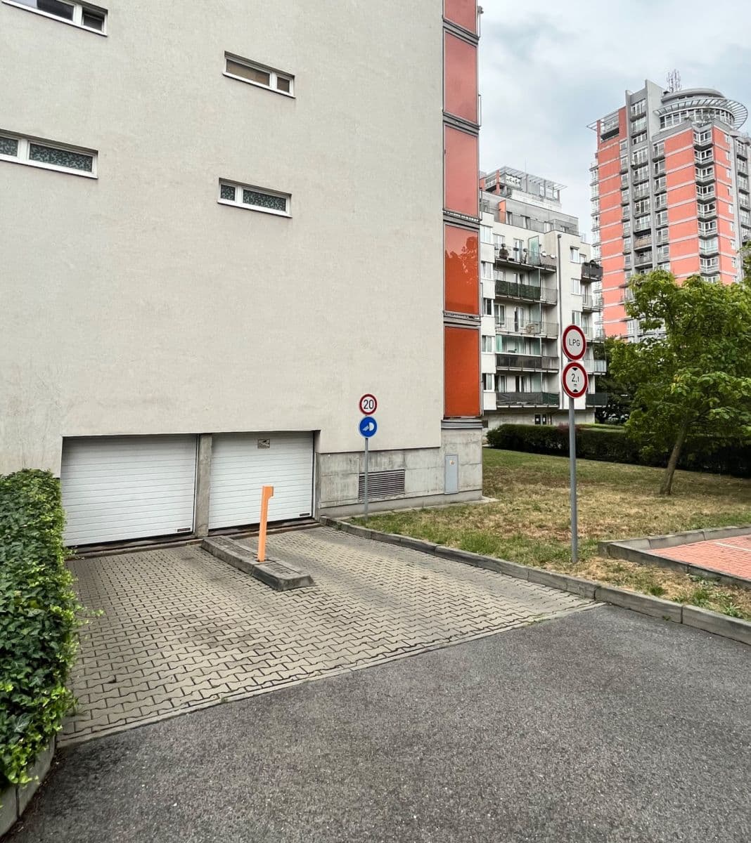 Pronájem garáže 11 m², Názovská, Praha, Praha Pronájem garáže 11 m², Názovská, Praha, Praha