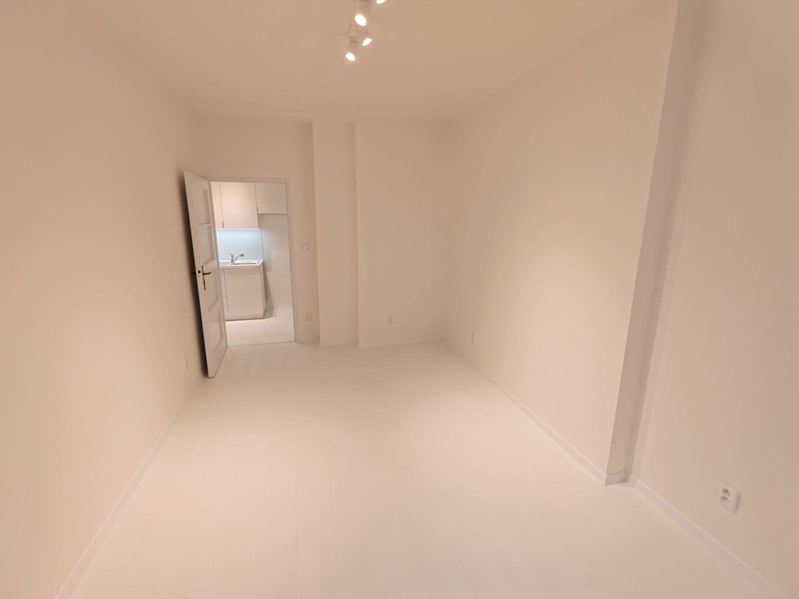 Pronájem bytu 2+1 42 m², Křížová, Praha, Praha Pronájem bytu 2+1 42 m², Křížová, Praha, Praha