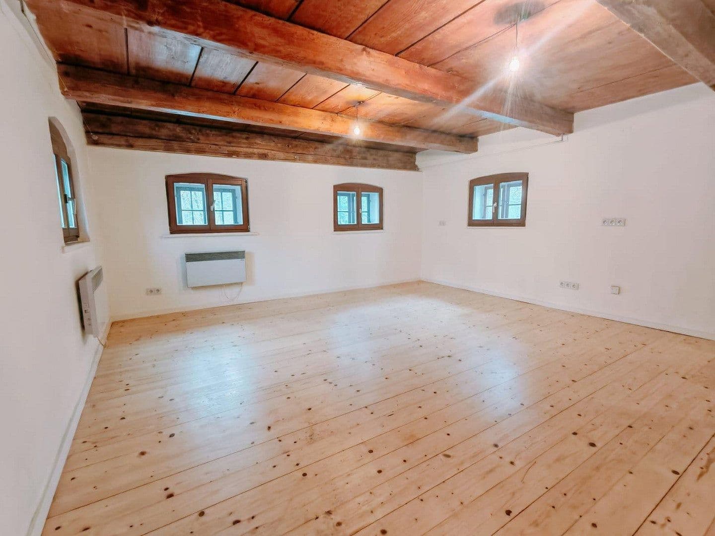 Pronájem domu 130 m², pozemek 2.678 m², Manthalstr. 2, Berg, Bavorsko Pronájem domu 130 m², pozemek 2.678 m², Manthalstr. 2, Berg, Bavorsko