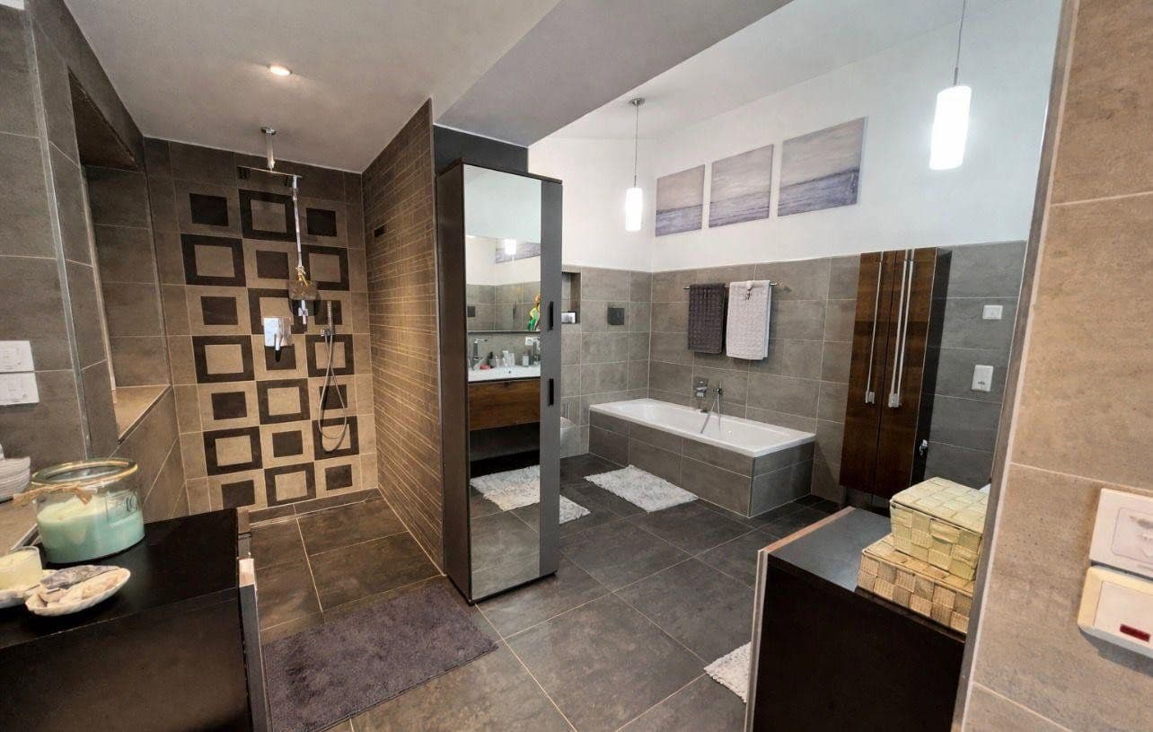 Prodej domu 254 m², pozemek 345 m², Neuer Weg 15, Eberbach, Bádensko-Württembersko Prodej domu 254 m², pozemek 345 m², Neuer Weg 15, Eberbach, Bádensko-Württembersko
