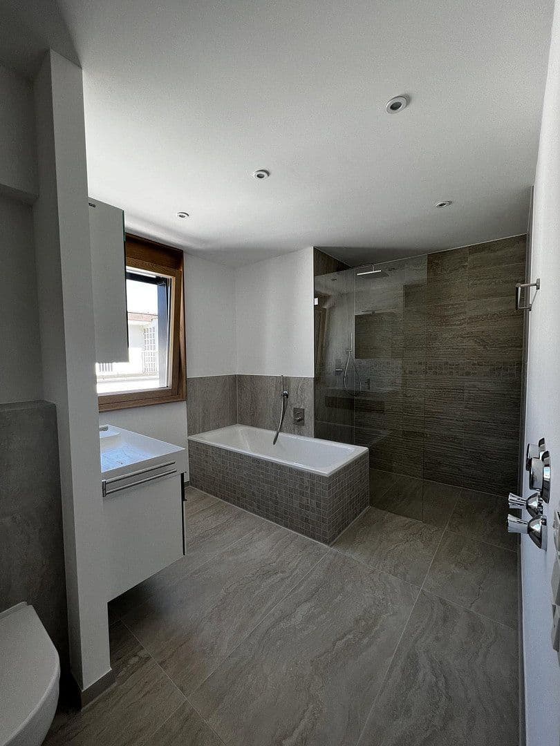 Pronájem bytu 3+1 87 m², Lerchenfeldstraße 28, München-Altstadt-Lehel, Bavorsko Pronájem bytu 3+1 87 m², Lerchenfeldstraße 28, München-Altstadt-Lehel, Bavorsko