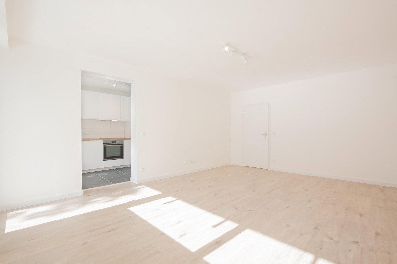 Pronájem bytu 3+1 90 m², Arnold-Schönberg-Str. 5, Düsseldorf, Severní Porýní-Vestfálsko Pronájem bytu 3+1 90 m², Arnold-Schönberg-Str. 5, Düsseldorf, Severní Porýní-Vestfálsko