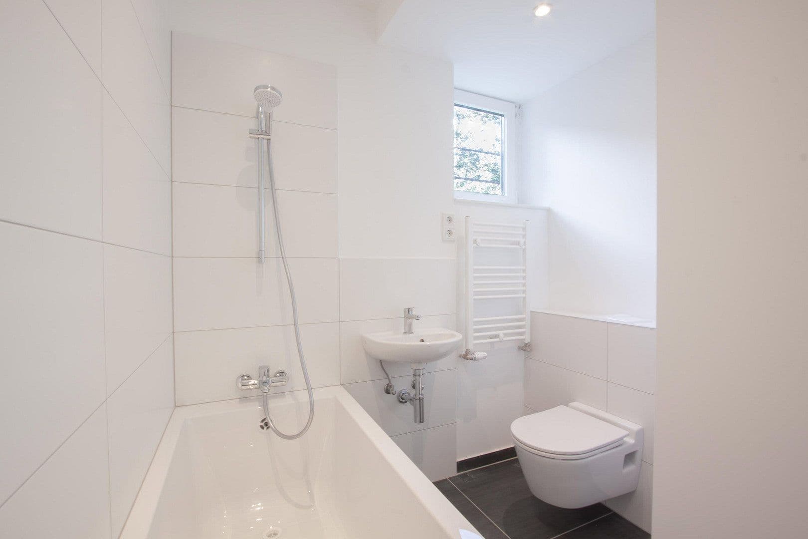 Pronájem bytu 3+1 90 m², Arnold-Schönberg-Str. 5, Düsseldorf, Severní Porýní-Vestfálsko Pronájem bytu 3+1 90 m², Arnold-Schönberg-Str. 5, Düsseldorf, Severní Porýní-Vestfálsko