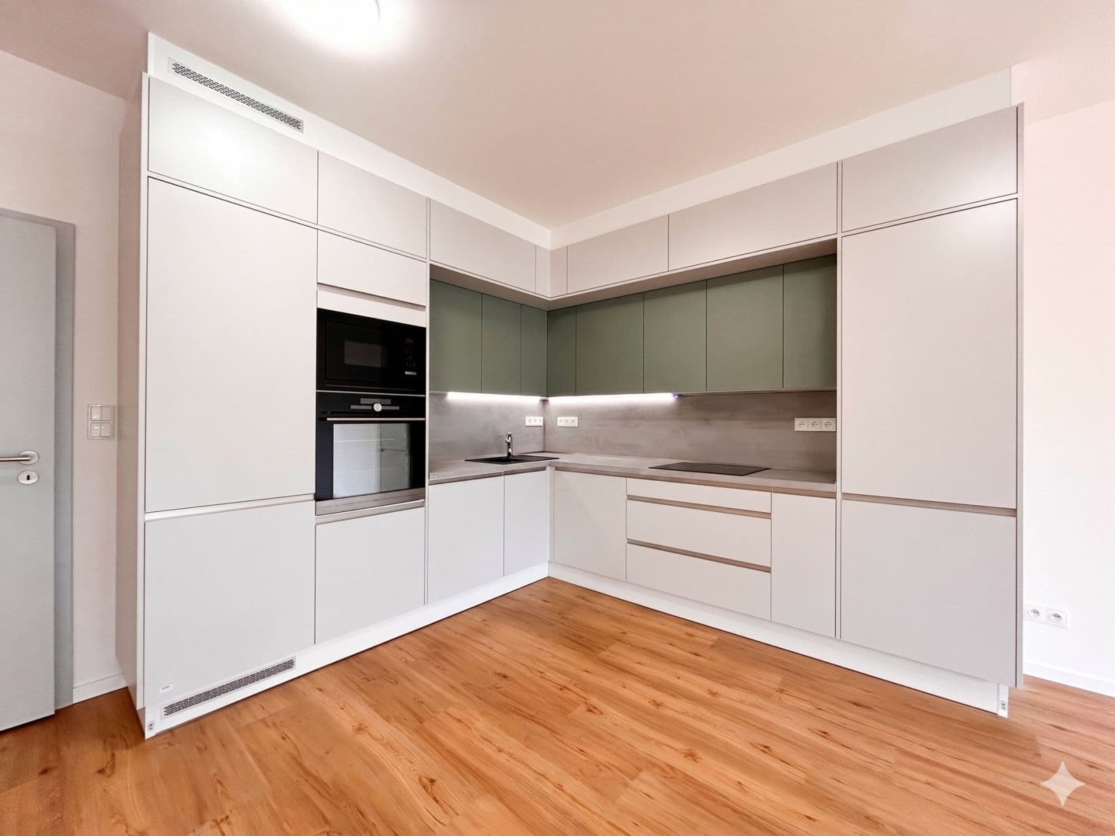 Pronájem bytu 3+kk 90 m², Suchánkova, Benešov, Středočeský kraj Pronájem bytu 3+kk 90 m², Suchánkova, Benešov, Středočeský kraj