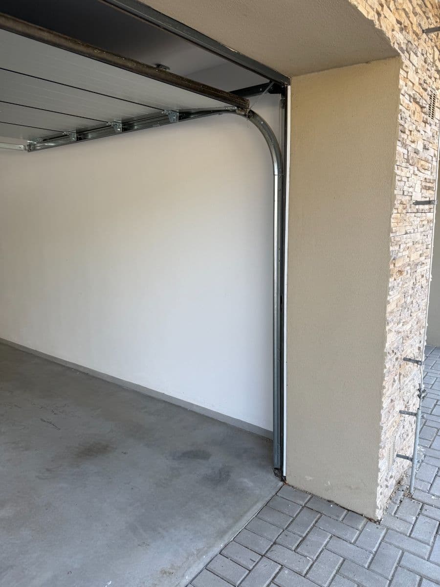 Pronájem garáže 18 m², Střední, Velké Meziříčí, Kraj Vysočina Pronájem garáže 18 m², Střední, Velké Meziříčí, Kraj Vysočina