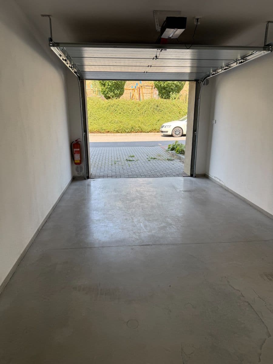 Pronájem garáže 18 m², Střední, Velké Meziříčí, Kraj Vysočina Pronájem garáže 18 m², Střední, Velké Meziříčí, Kraj Vysočina