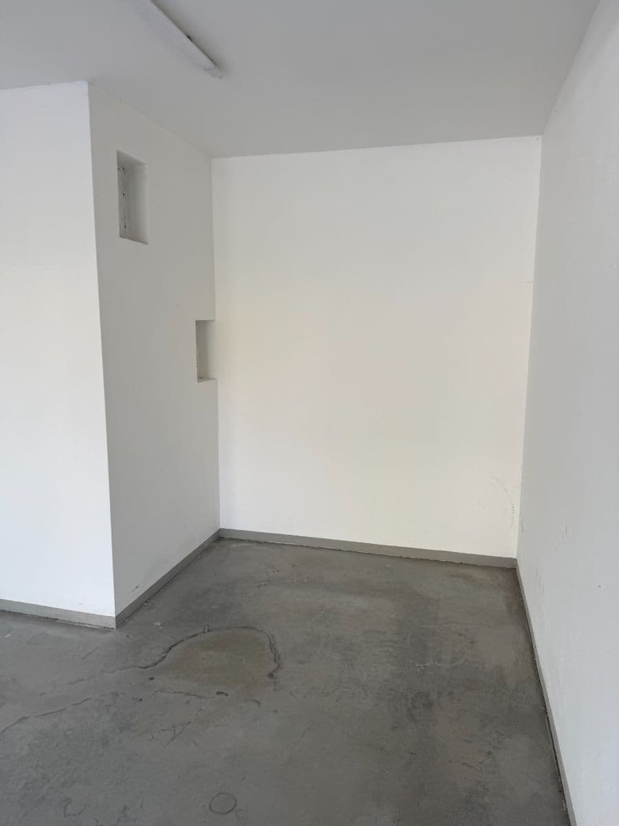 Pronájem garáže 18 m², Střední, Velké Meziříčí, Kraj Vysočina Pronájem garáže 18 m², Střední, Velké Meziříčí, Kraj Vysočina
