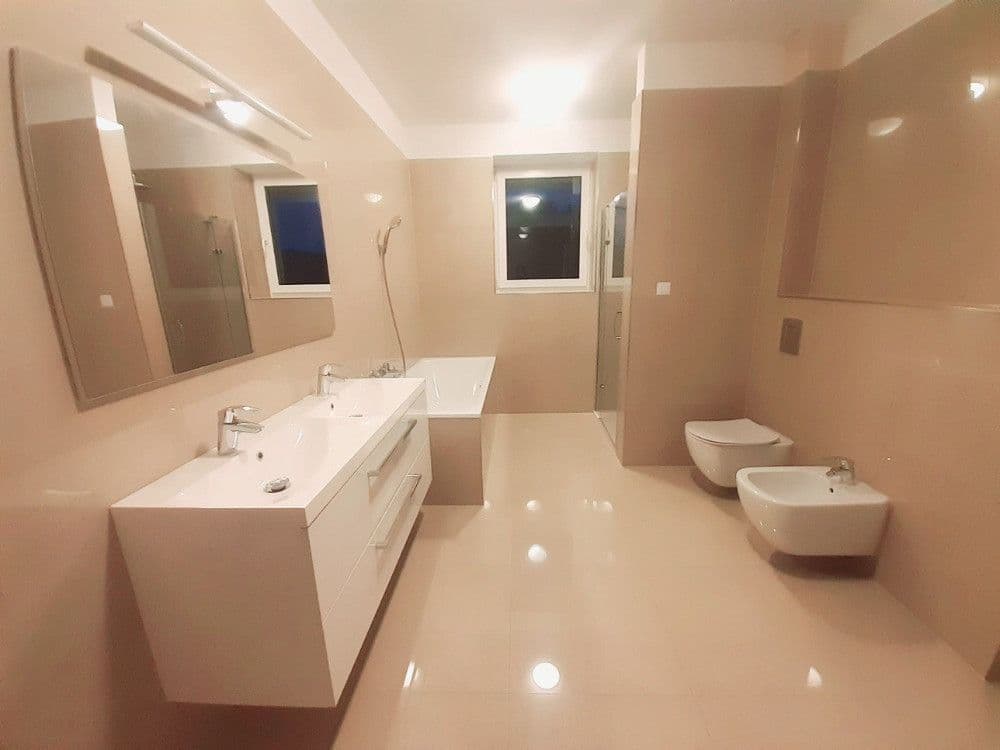 Pronájem bytu 4+1 150 m², Na Zlaté stoce, České Budějovice, Jihočeský kraj Pronájem bytu 4+1 150 m², Na Zlaté stoce, České Budějovice, Jihočeský kraj
