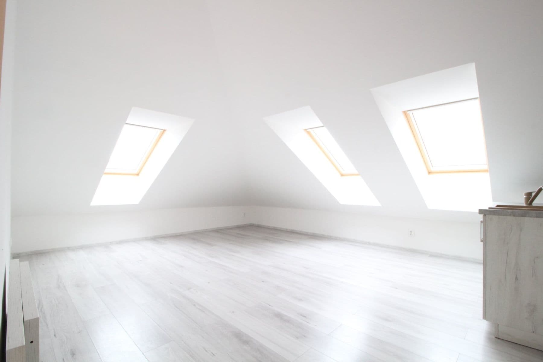 Pronájem bytu 3+1 78 m², Slepá, Milovice, Středočeský kraj Pronájem bytu 3+1 78 m², Slepá, Milovice, Středočeský kraj