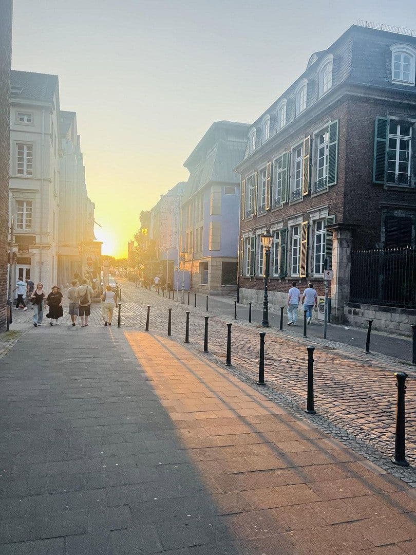Prodej bytu 5+1 176 m², Düsseldorf, Severní Porýní-Vestfálsko Prodej bytu 5+1 176 m², Düsseldorf, Severní Porýní-Vestfálsko