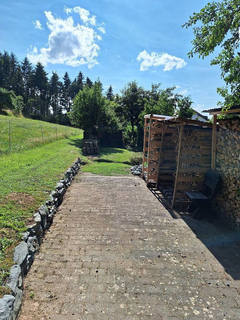 Prodej domu 240 m², pozemek 800 m², Trinkbornstrasse 15, Waldsolms, Hessen Prodej domu 240 m², pozemek 800 m², Trinkbornstrasse 15, Waldsolms, Hessen