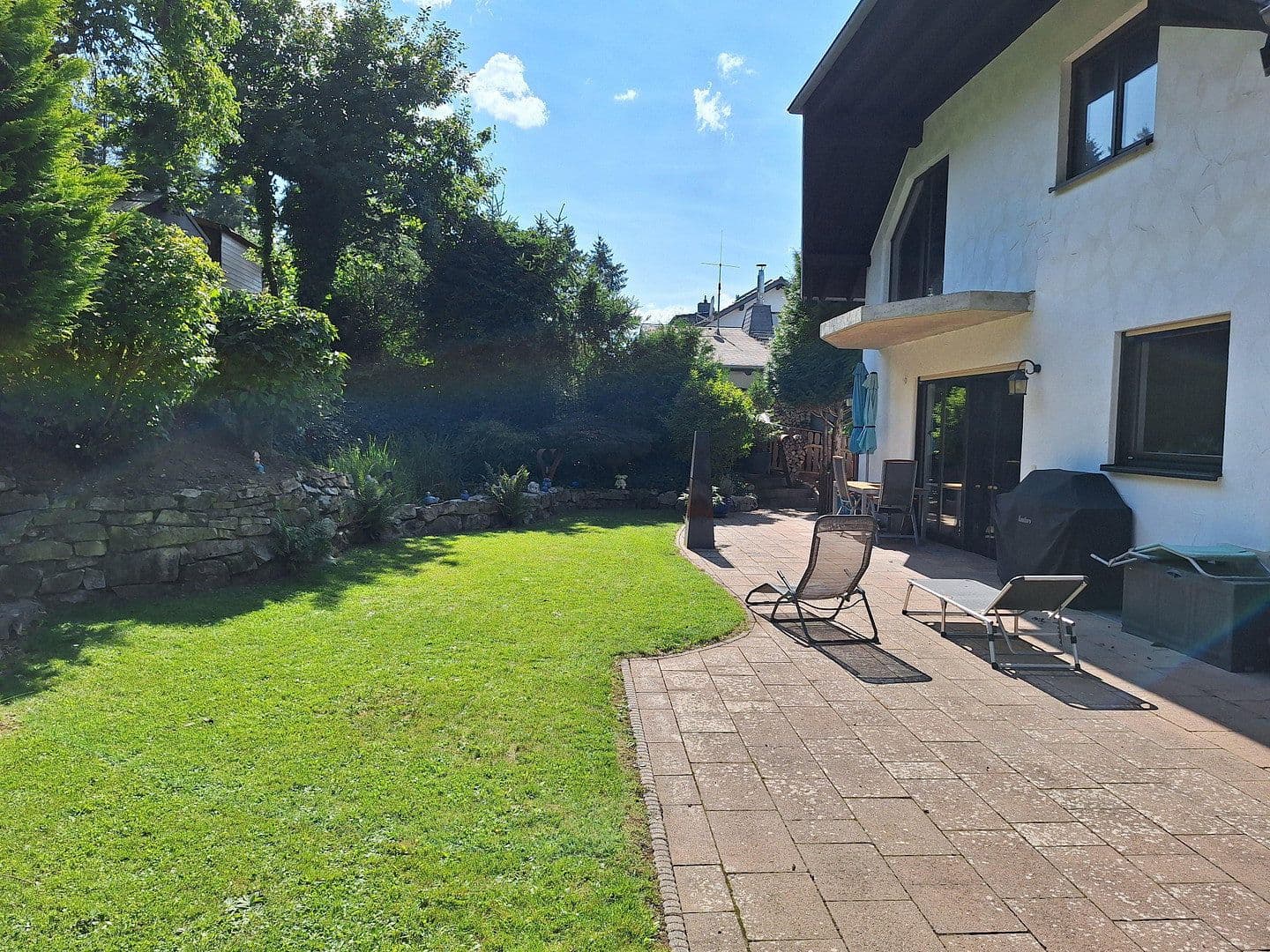 Prodej domu 240 m², pozemek 800 m², Trinkbornstrasse 15, Waldsolms, Hessen Prodej domu 240 m², pozemek 800 m², Trinkbornstrasse 15, Waldsolms, Hessen