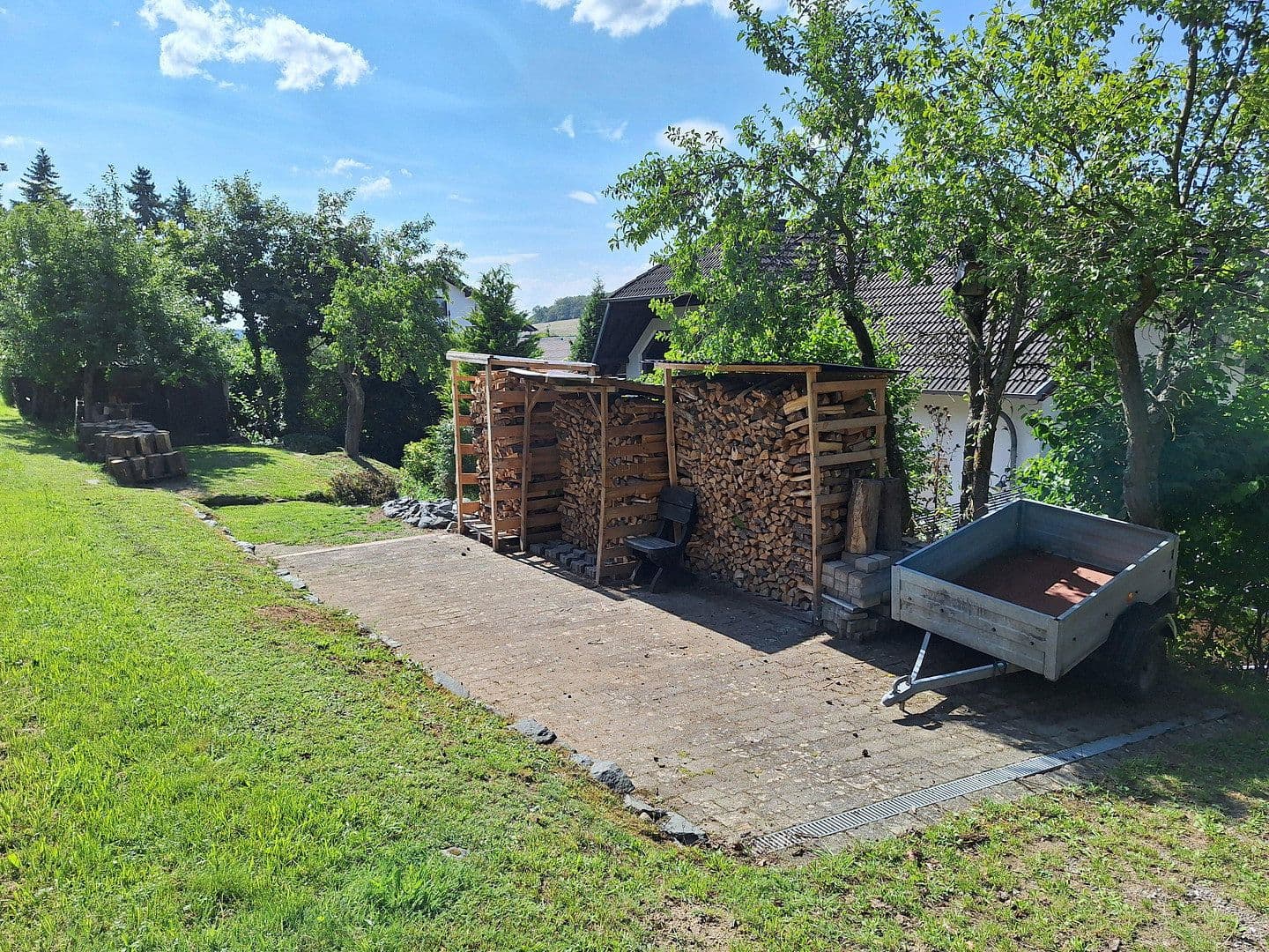Prodej domu 240 m², pozemek 800 m², Trinkbornstrasse 15, Waldsolms, Hessen Prodej domu 240 m², pozemek 800 m², Trinkbornstrasse 15, Waldsolms, Hessen