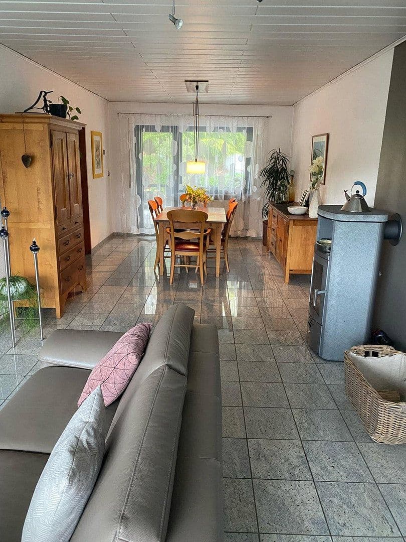 Prodej domu 160 m², pozemek 950 m², Hainstraße 15, Billigheim, Bádensko-Württembersko Prodej domu 160 m², pozemek 950 m², Hainstraße 15, Billigheim, Bádensko-Württembersko