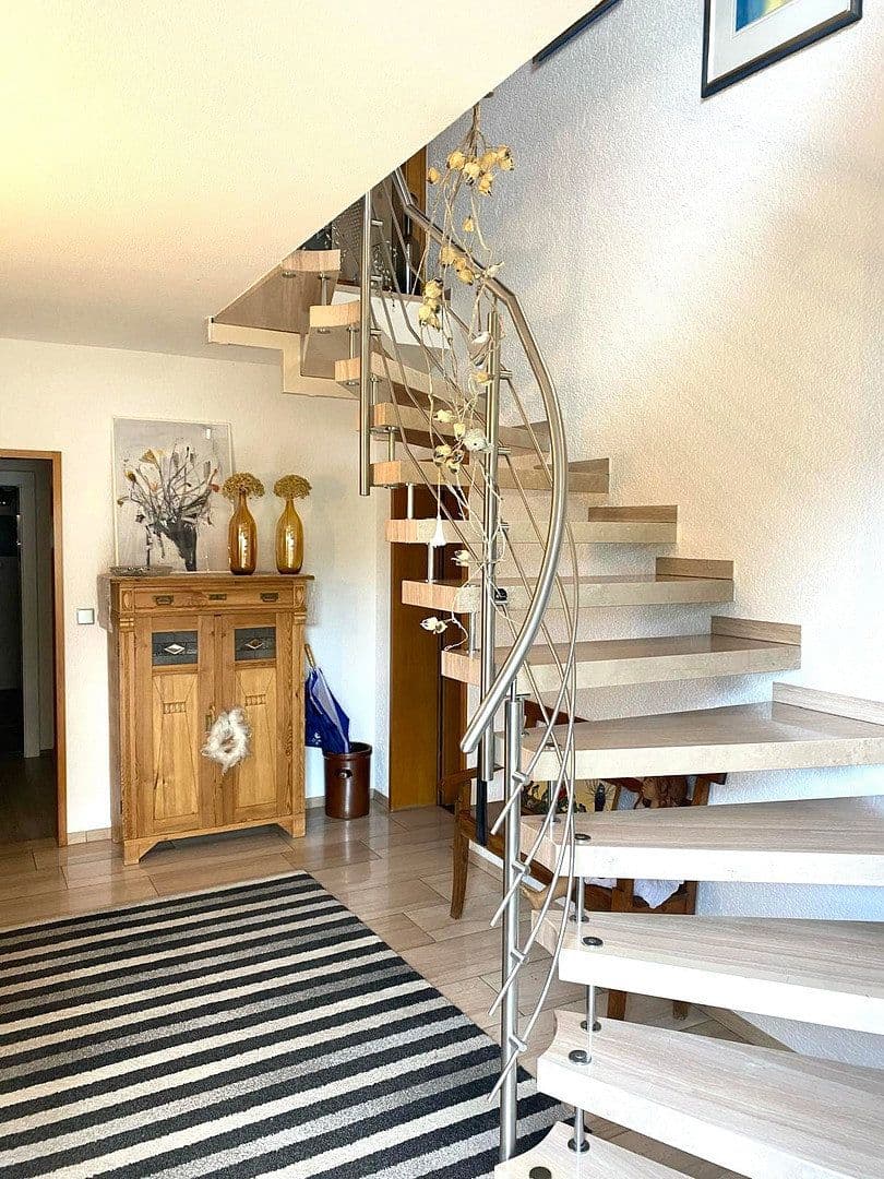 Prodej domu 160 m², pozemek 950 m², Hainstraße 15, Billigheim, Bádensko-Württembersko Prodej domu 160 m², pozemek 950 m², Hainstraße 15, Billigheim, Bádensko-Württembersko
