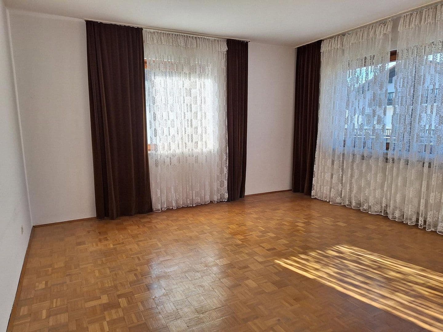 Prodej domu 383 m², pozemek 1.457 m², Schwaigener Str. 28, Mamming, Bavorsko Prodej domu 383 m², pozemek 1.457 m², Schwaigener Str. 28, Mamming, Bavorsko