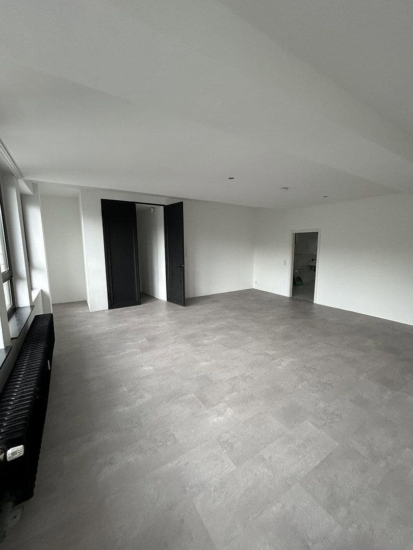 Pronájem bytu 3+1 118 m², Bahnstraße 28, Wuppertal, Severní Porýní-Vestfálsko Pronájem bytu 3+1 118 m², Bahnstraße 28, Wuppertal, Severní Porýní-Vestfálsko