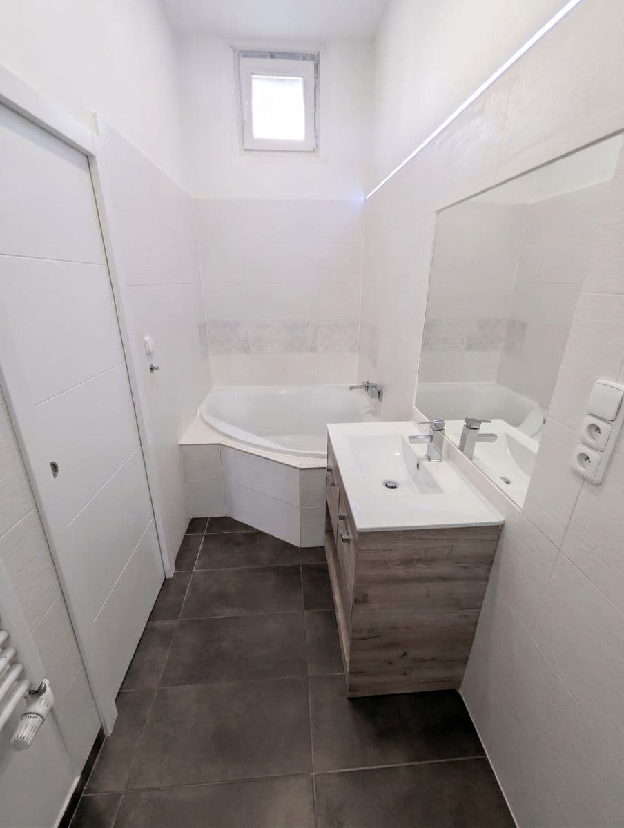 Pronájem bytu 2+1 77 m², Československé armády, Hradec Králové, Královéhradecký kraj Pronájem bytu 2+1 77 m², Československé armády, Hradec Králové, Královéhradecký kraj