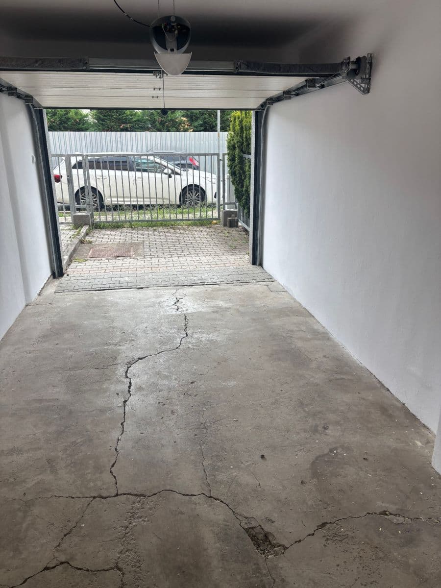 Pronájem garáže 20 m², Českobratrská, Olomouc, Olomoucký kraj Pronájem garáže 20 m², Českobratrská, Olomouc, Olomoucký kraj