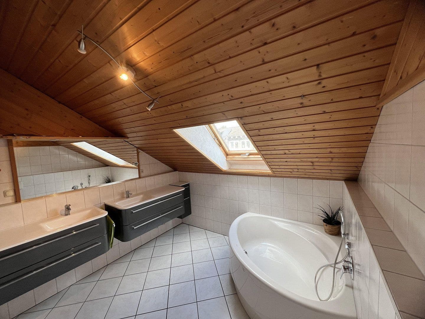 Prodej bytu 4+1 111 m², Obertshausen, Hessen Prodej bytu 4+1 111 m², Obertshausen, Hessen