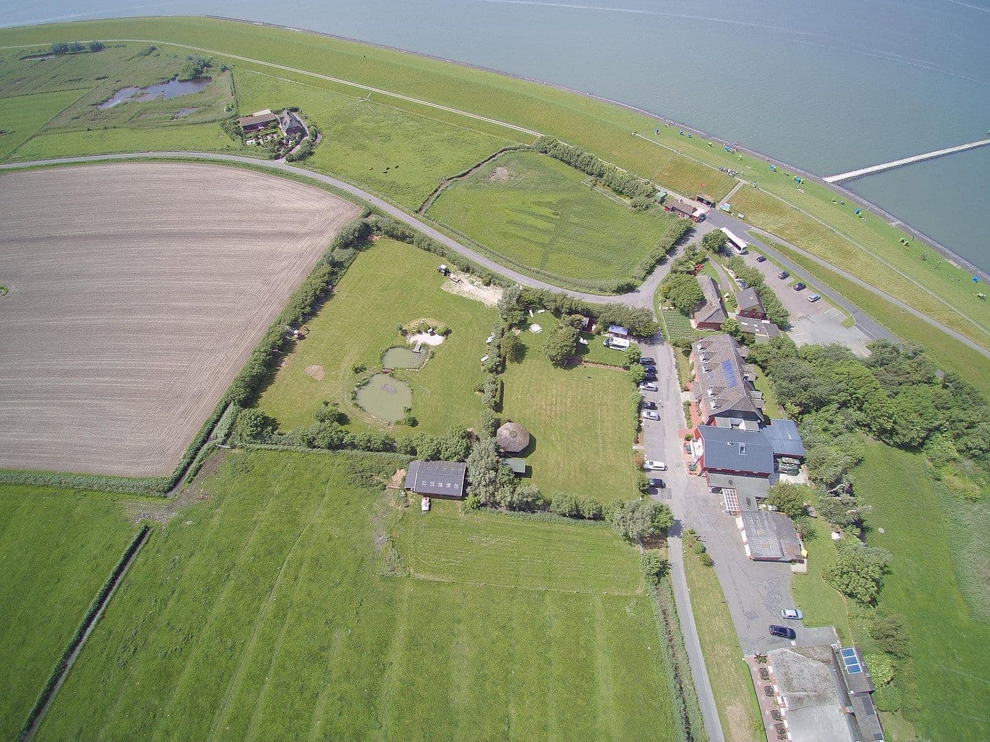 Prodej domu 140 m², pozemek 8.907 m², Hooger Fähre 6, Pellworm, Šlesvicko-Holštýnsko Prodej domu 140 m², pozemek 8.907 m², Hooger Fähre 6, Pellworm, Šlesvicko-Holštýnsko