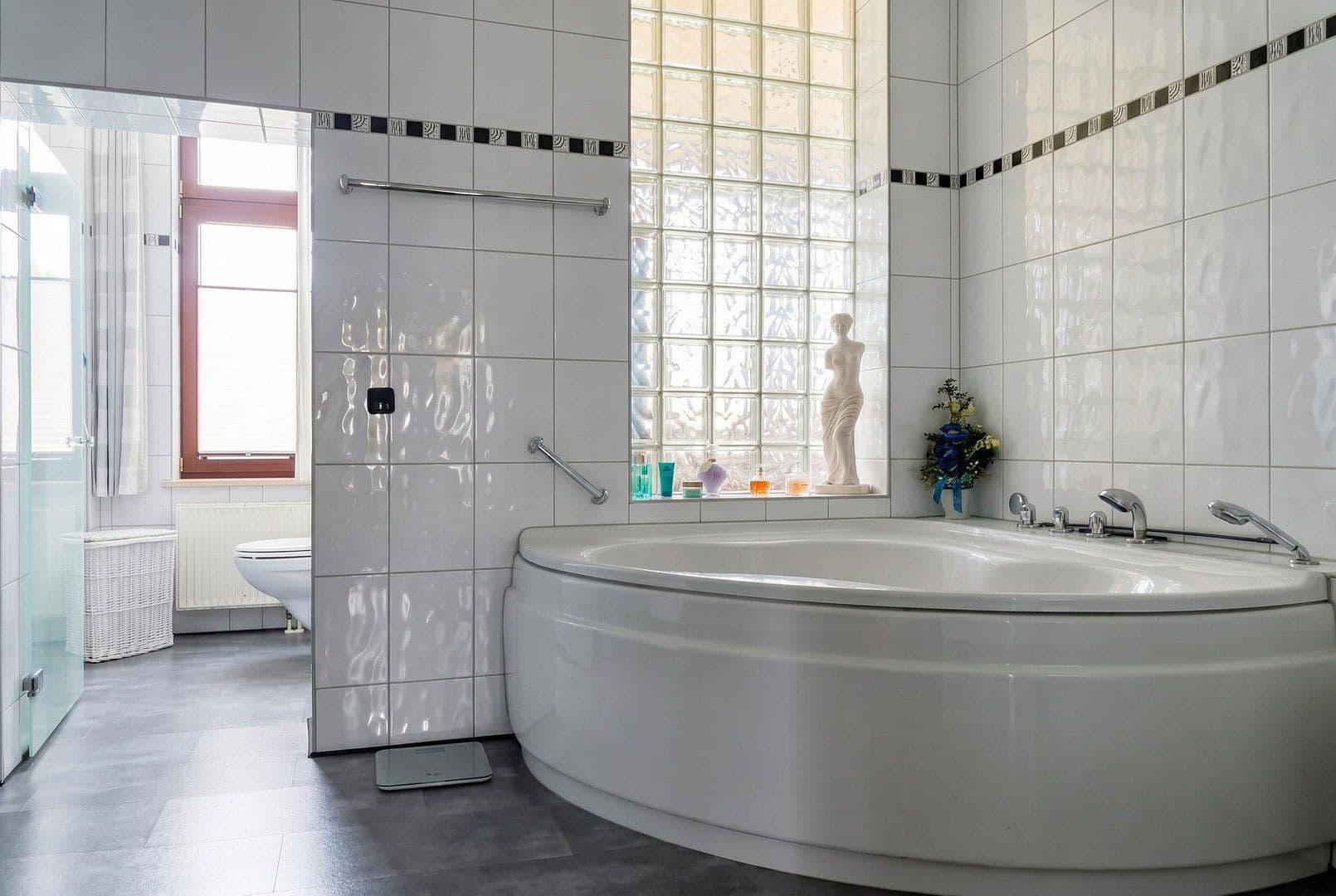 Pronájem bytu 5+1 157 m², Güstrower Str. 9, Waren (Müritz), Mecklenburg-Vorpommern Pronájem bytu 5+1 157 m², Güstrower Str. 9, Waren (Müritz), Mecklenburg-Vorpommern