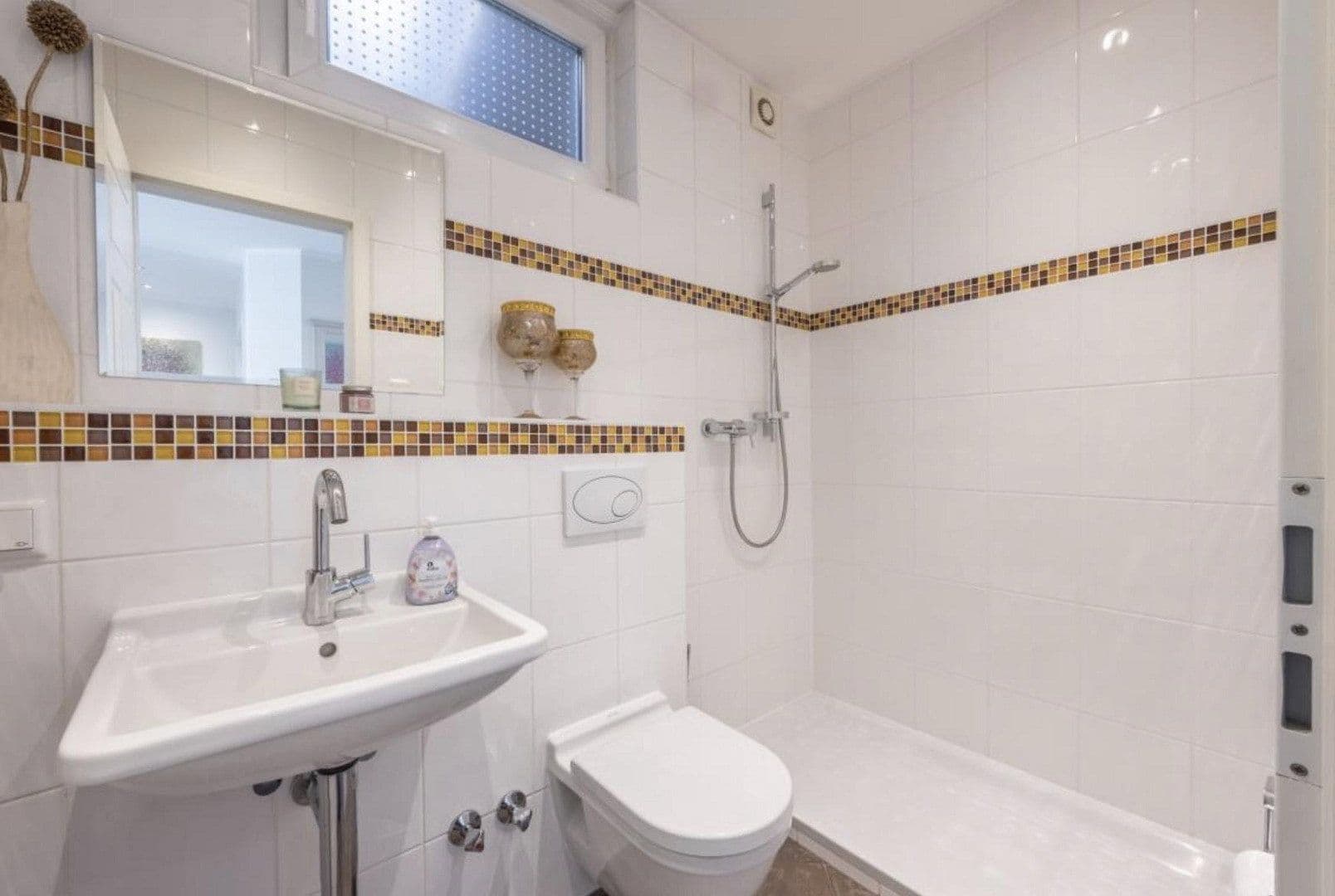 Prodej domu 270 m², pozemek 734 m², Philipp-Schnell-Strasse 31-33, Frankfurt, Hessen Prodej domu 270 m², pozemek 734 m², Philipp-Schnell-Strasse 31-33, Frankfurt, Hessen