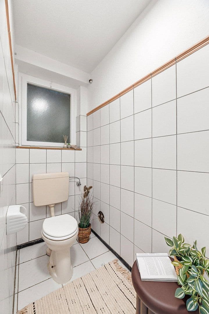 Prodej domu 109 m², pozemek 364 m², Spitzwiesenweg 8, Eningen unter Achalm, Bádensko-Württembersko Prodej domu 109 m², pozemek 364 m², Spitzwiesenweg 8, Eningen unter Achalm, Bádensko-Württembersko