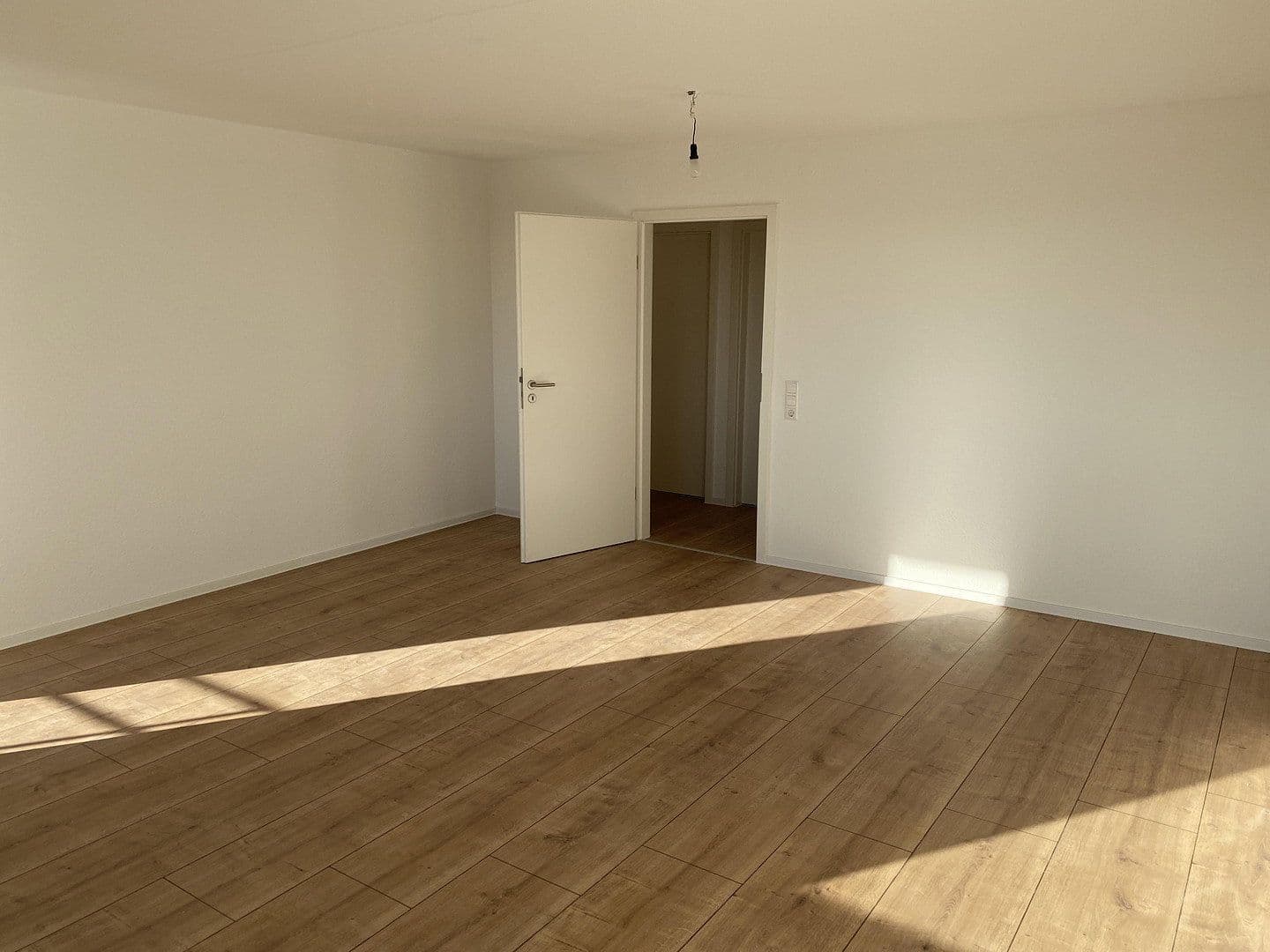 Pronájem bytu 1+1 35 m², Linkenheim-Hochstetten, Bádensko-Württembersko Pronájem bytu 1+1 35 m², Linkenheim-Hochstetten, Bádensko-Württembersko