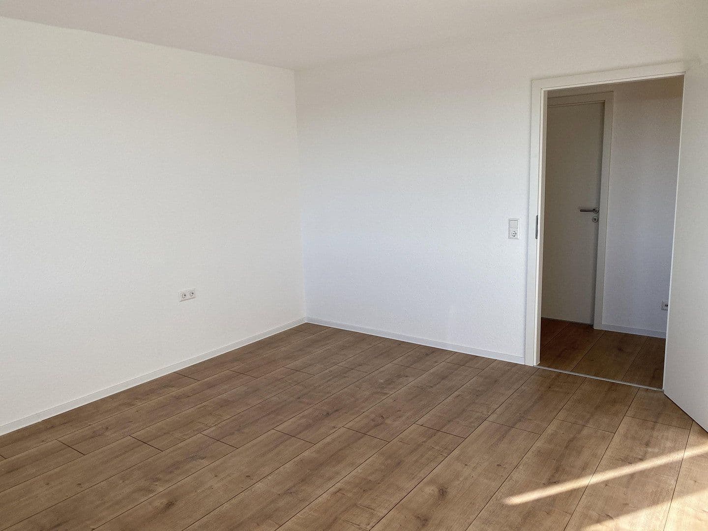 Pronájem bytu 1+1 35 m², Linkenheim-Hochstetten, Bádensko-Württembersko Pronájem bytu 1+1 35 m², Linkenheim-Hochstetten, Bádensko-Württembersko