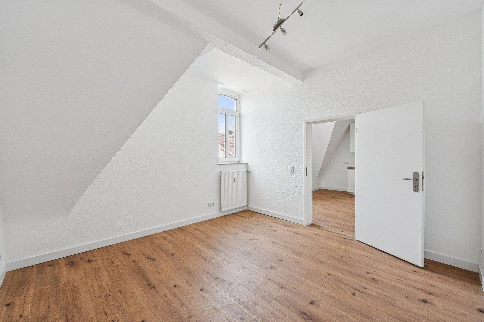 Prodej domu 593 m², pozemek 334 m², Düsseldorf, Severní Porýní-Vestfálsko Prodej domu 593 m², pozemek 334 m², Düsseldorf, Severní Porýní-Vestfálsko