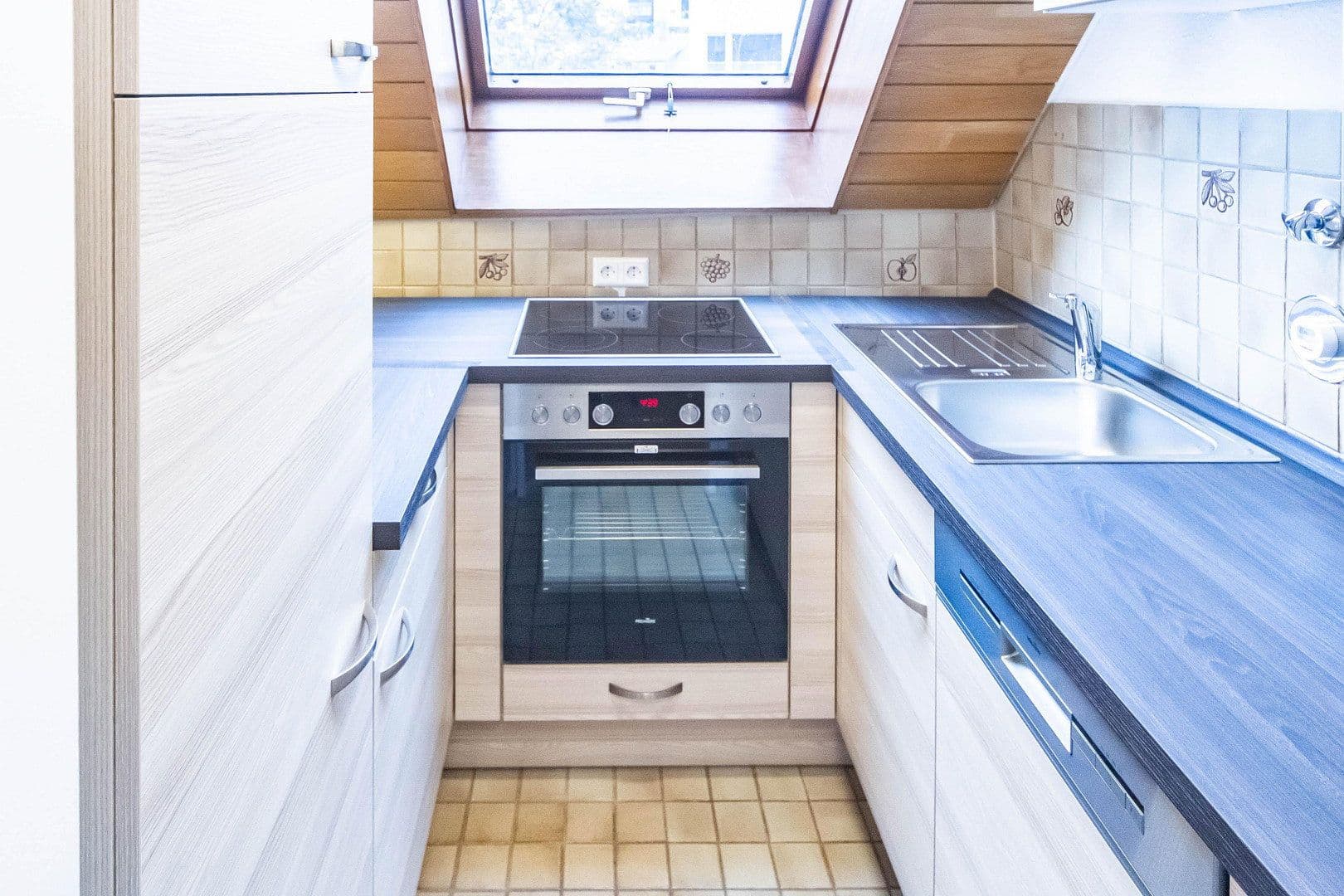 Pronájem bytu 2+kk 61 m², Künzelsauer Straße 21, Stuttgart, Bádensko-Württembersko Pronájem bytu 2+kk 61 m², Künzelsauer Straße 21, Stuttgart, Bádensko-Württembersko