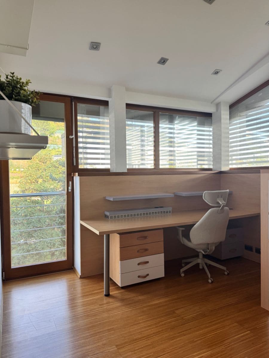 Pronájem bytu 3+1 140 m², Pod Bôrikom, Bratislava - mestská časť Staré Mesto, Bratislavský kraj Pronájem bytu 3+1 140 m², Pod Bôrikom, Bratislava - mestská časť Staré Mesto, Bratislavský kraj