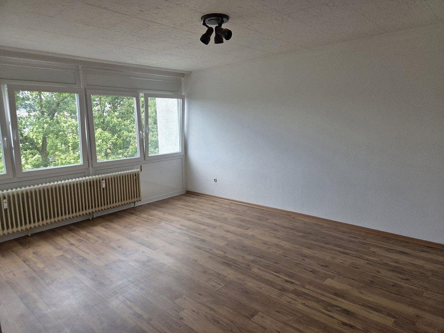 Pronájem bytu 2+1 55 m², Langer Weg 1, Eschborn, Hessen Pronájem bytu 2+1 55 m², Langer Weg 1, Eschborn, Hessen