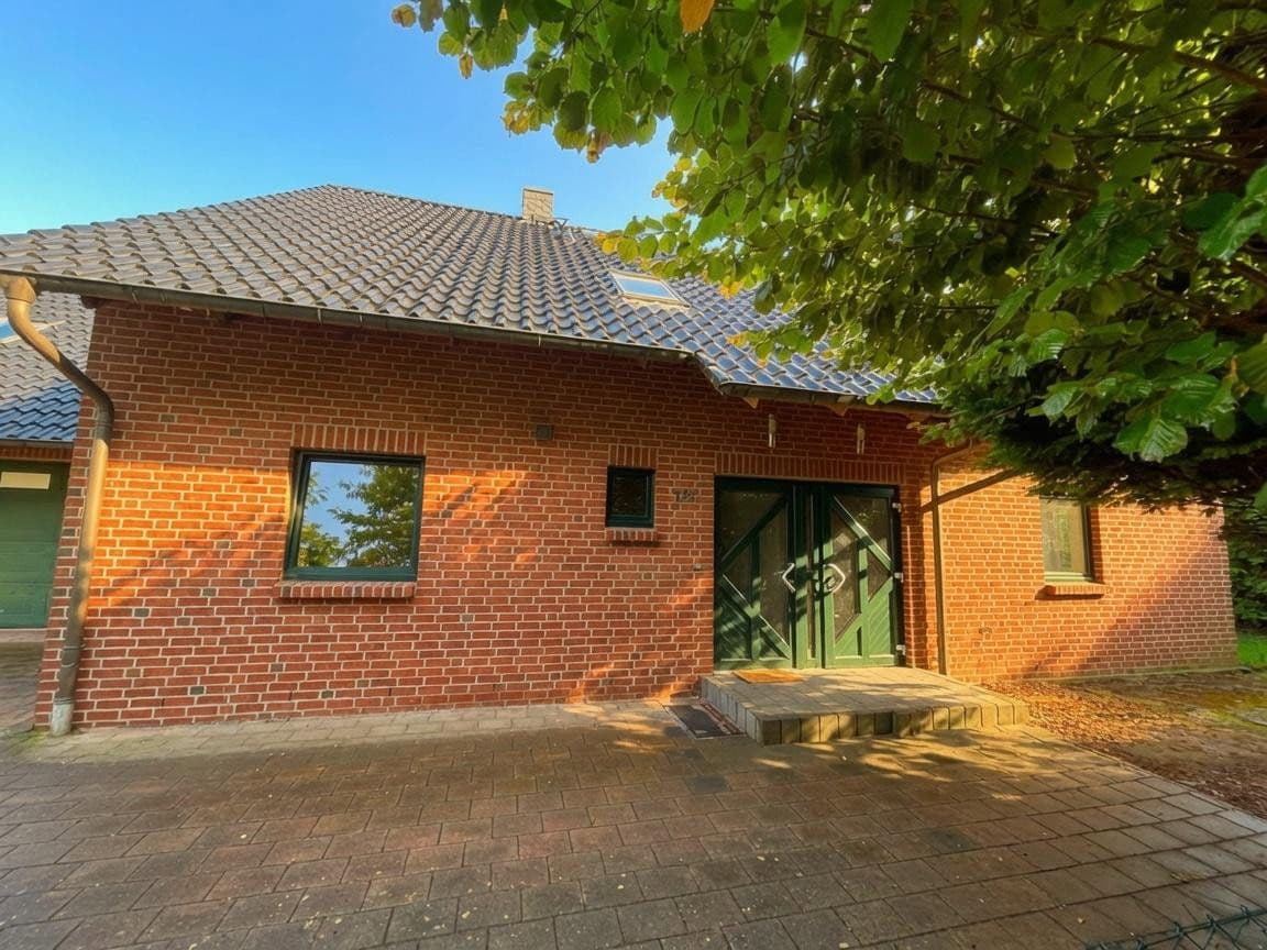 Prodej domu 280 m², pozemek 769 m², Bergen, Dolní Sasko Prodej domu 280 m², pozemek 769 m², Bergen, Dolní Sasko