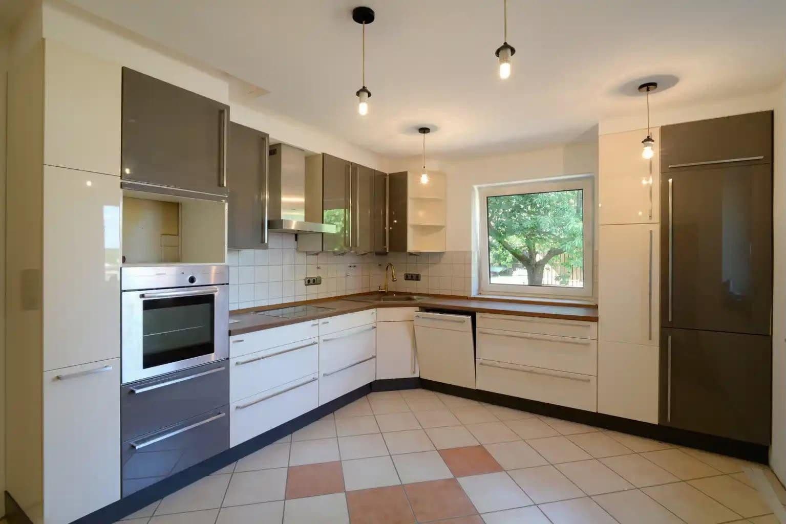 Prodej domu 280 m², pozemek 769 m², Bergen, Dolní Sasko Prodej domu 280 m², pozemek 769 m², Bergen, Dolní Sasko
