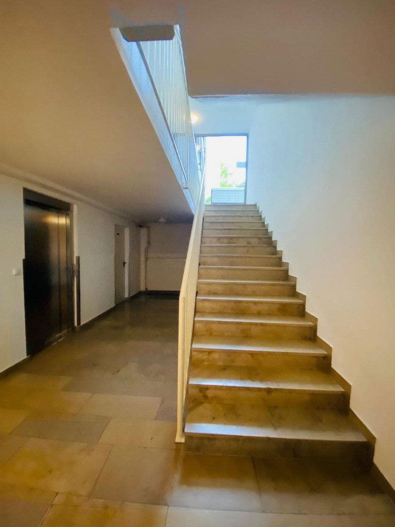 Pronájem bytu 3+1 89 m², Johanneskirchner Straße 138, München, Bavorsko Pronájem bytu 3+1 89 m², Johanneskirchner Straße 138, München, Bavorsko