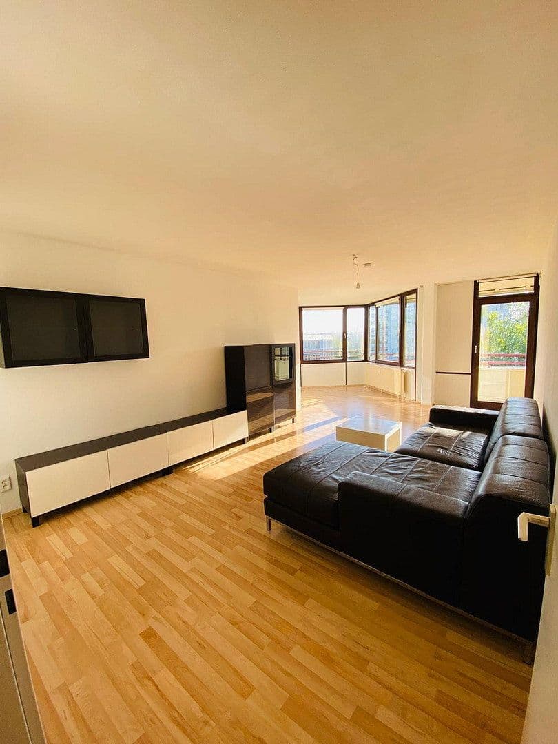 Pronájem bytu 3+1 89 m², Johanneskirchner Straße 138, München, Bavorsko Pronájem bytu 3+1 89 m², Johanneskirchner Straße 138, München, Bavorsko