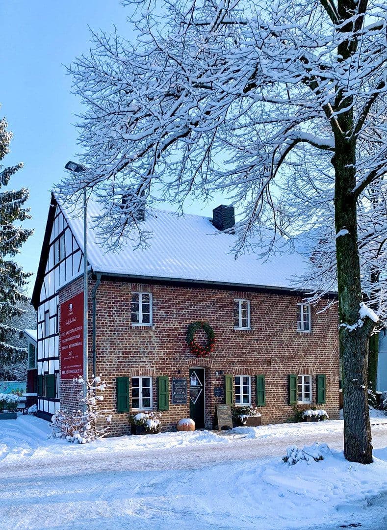 Prodej domu 375 m², pozemek 388 m², Bergisch Gladbach, Severní Porýní-Vestfálsko Prodej domu 375 m², pozemek 388 m², Bergisch Gladbach, Severní Porýní-Vestfálsko