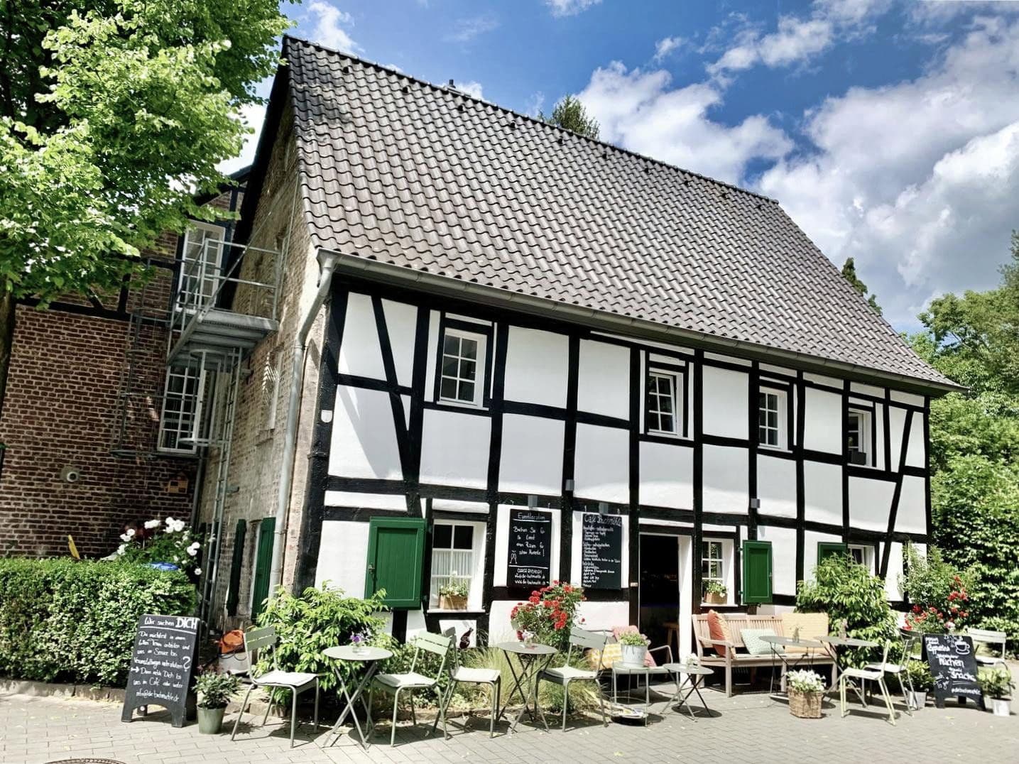 Prodej domu 375 m², pozemek 388 m², Bergisch Gladbach, Severní Porýní-Vestfálsko Prodej domu 375 m², pozemek 388 m², Bergisch Gladbach, Severní Porýní-Vestfálsko
