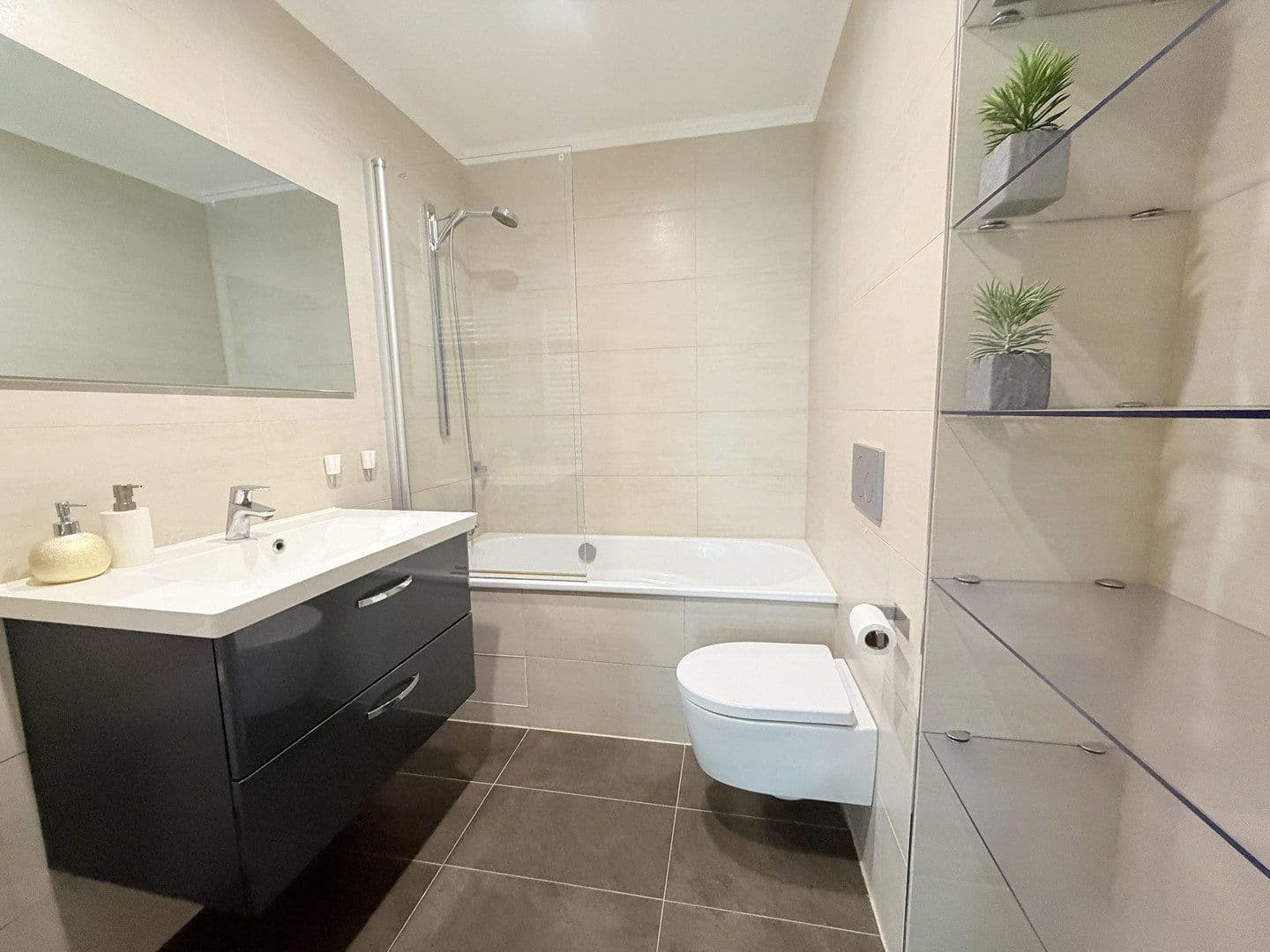 Pronájem bytu 95 m², Uerdinger Str., Düsseldorf, Severní Porýní-Vestfálsko Pronájem bytu 95 m², Uerdinger Str., Düsseldorf, Severní Porýní-Vestfálsko