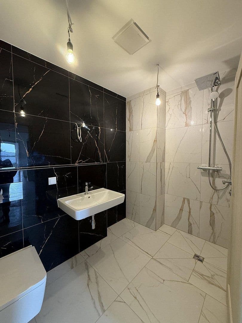 Pronájem bytu 4+1 110 m², Alt-Biesdorf 49, Berlin, Berlín Pronájem bytu 4+1 110 m², Alt-Biesdorf 49, Berlin, Berlín