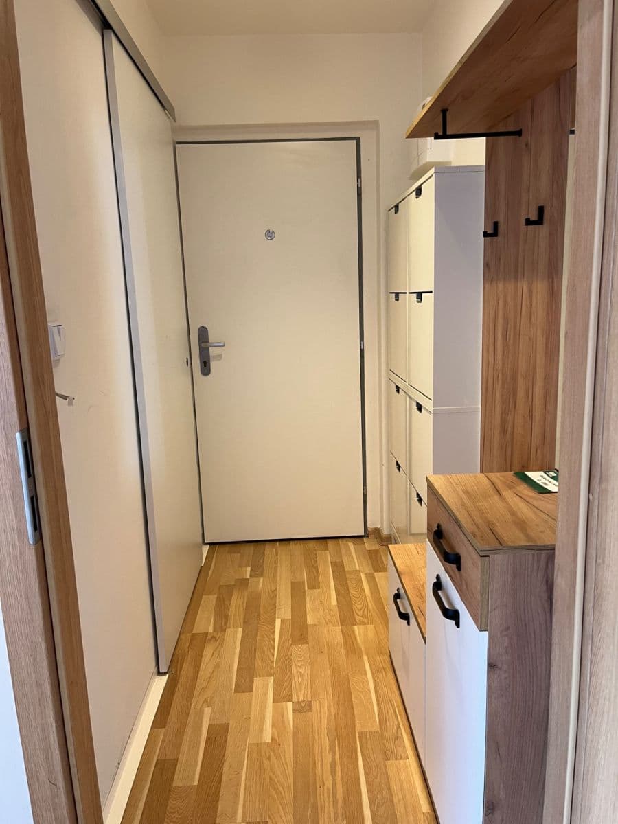 Pronájem bytu 2+1 45 m², Spojovací, Milovice, Středočeský kraj Pronájem bytu 2+1 45 m², Spojovací, Milovice, Středočeský kraj